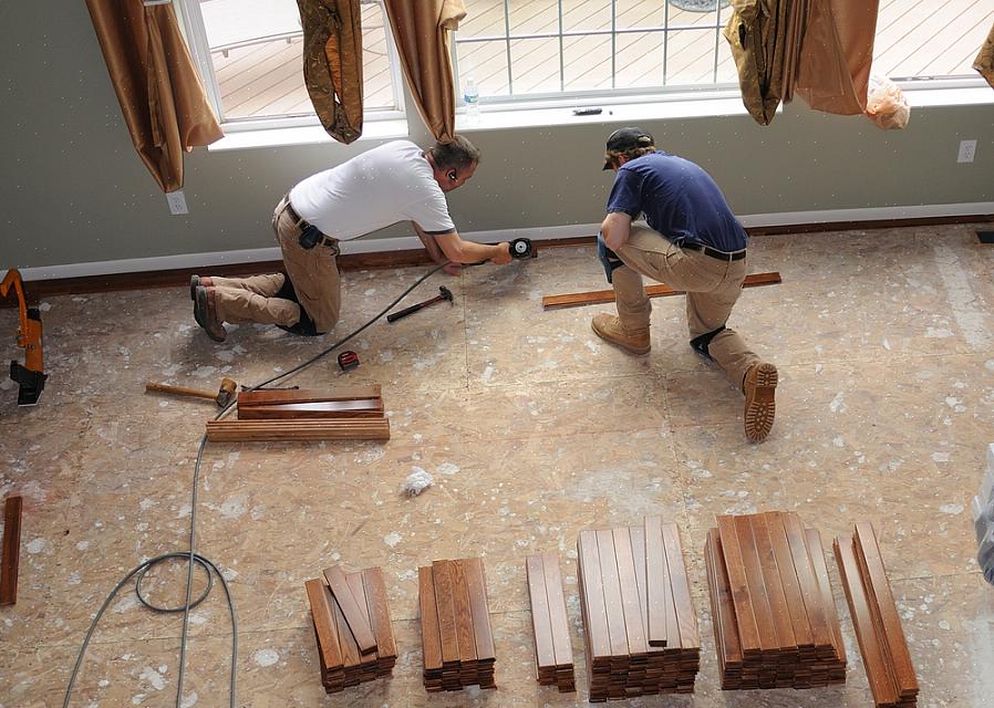 De stora plåtarna av plywood eller OSB läggs över bjälkarna så att ändarna är centrerade på bjälkar