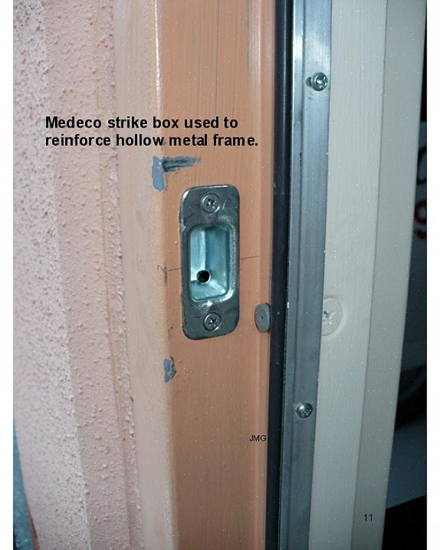 Installera dörrstångens slagplatta och bult