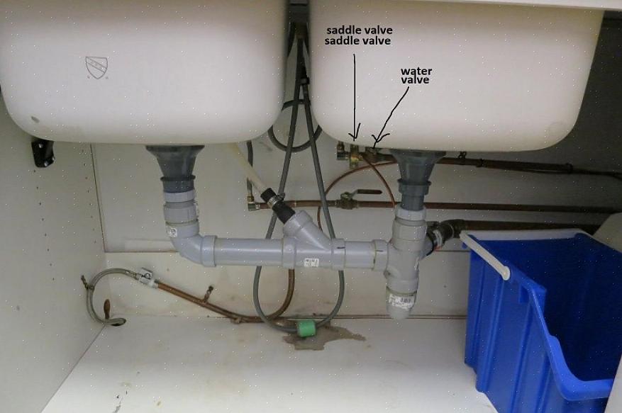 När ventilen är fäst vid vattenförsörjningsröret med hjälp av sadelhållaren skruvas den skarpa ventilnålen