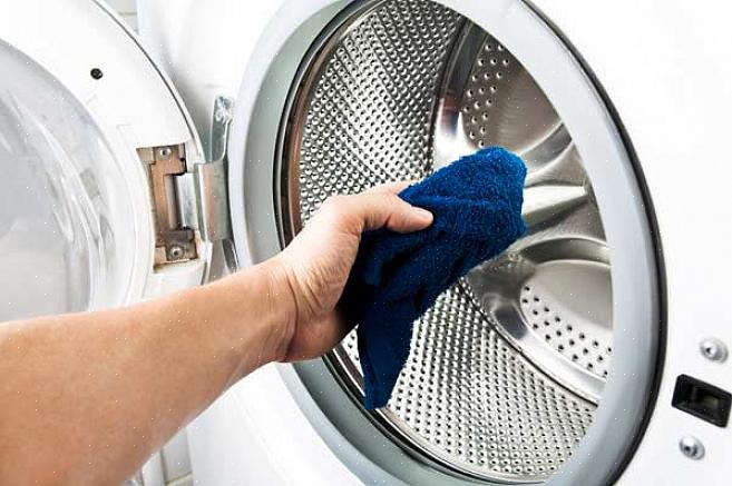 Det är viktigt att behandla kläderna först för att undvika infällda fläckar innan du hanterar tvättmaskinen