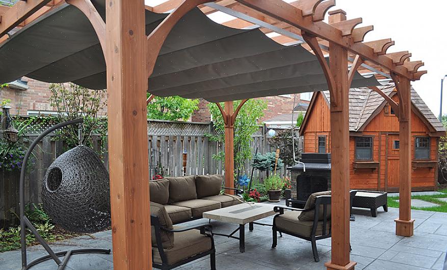 En pergola är en utomhuskonstruktion som består av pelare som stöder ett takgaller av balkar