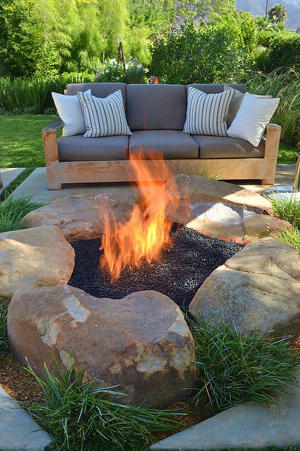 En eldstad är ett sätt för friluftslivstyper att få lite nytta av trädgården under de kalla vintermånaderna