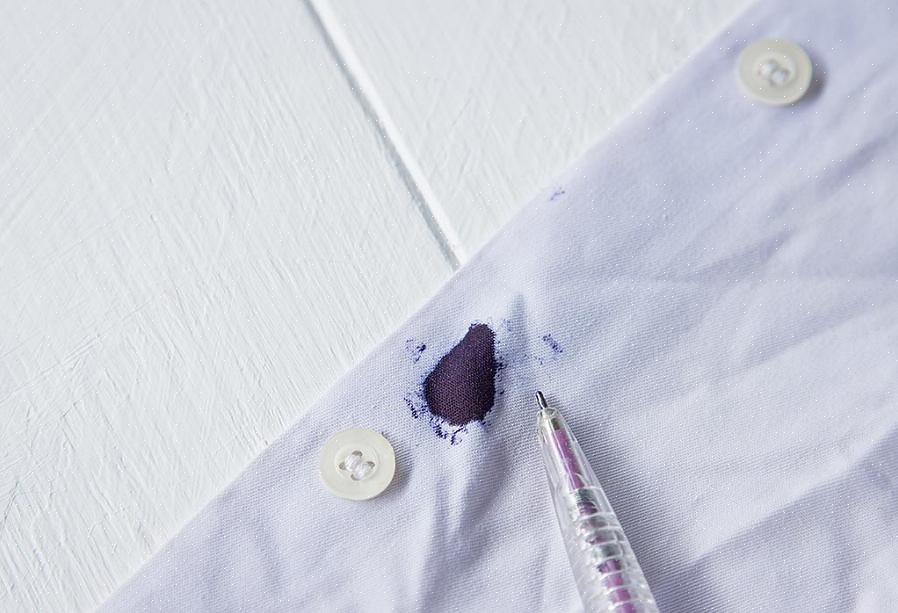 Lyckligtvis är det möjligt att ta bort bläckfläckar från kläder med vanliga hushållsprodukter