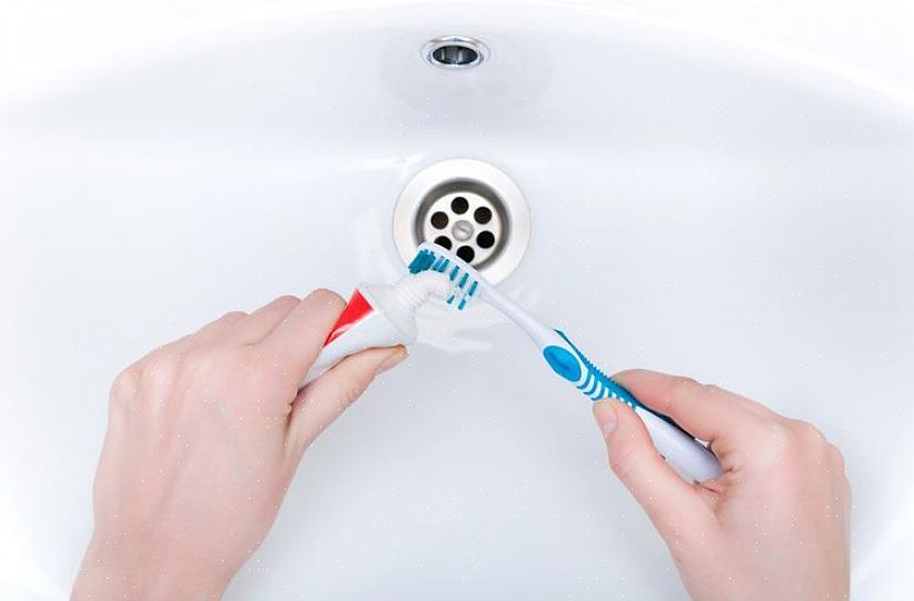 Avfukta en badrumsspegel Använd lite tandkräm på en fuktig trasa för att torka ner speglar