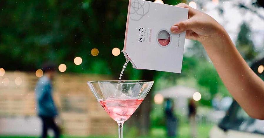 Martini-glas kommer vinglas charm att hjälpa gästerna att hålla koll på glasögon när de fräser om ditt parti