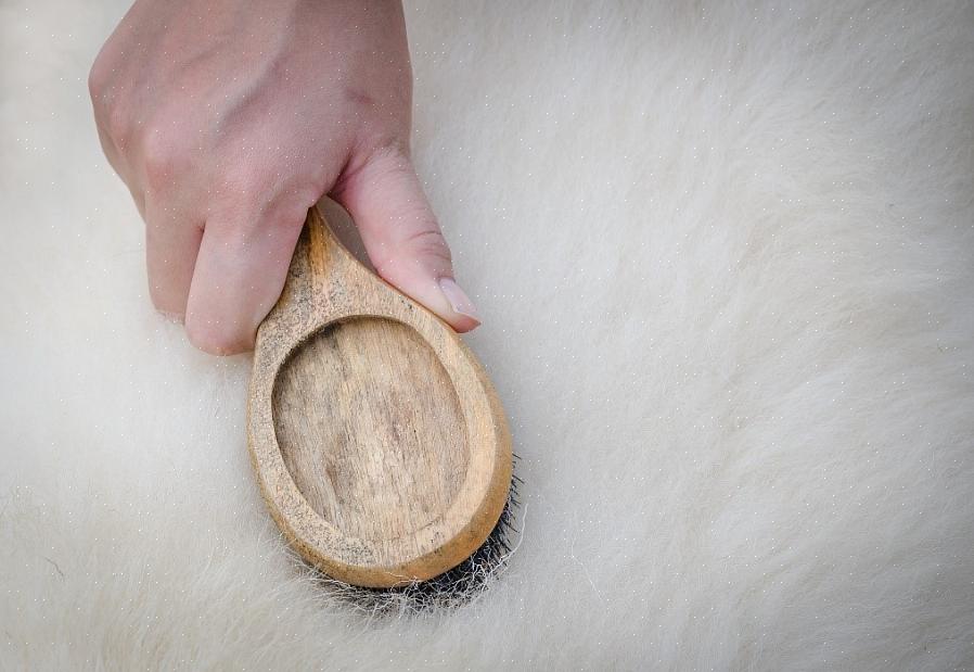 Faux fårskinnsmattor produceras av petroleumbaserade syntetiska fibrer som andra fauxpälsar