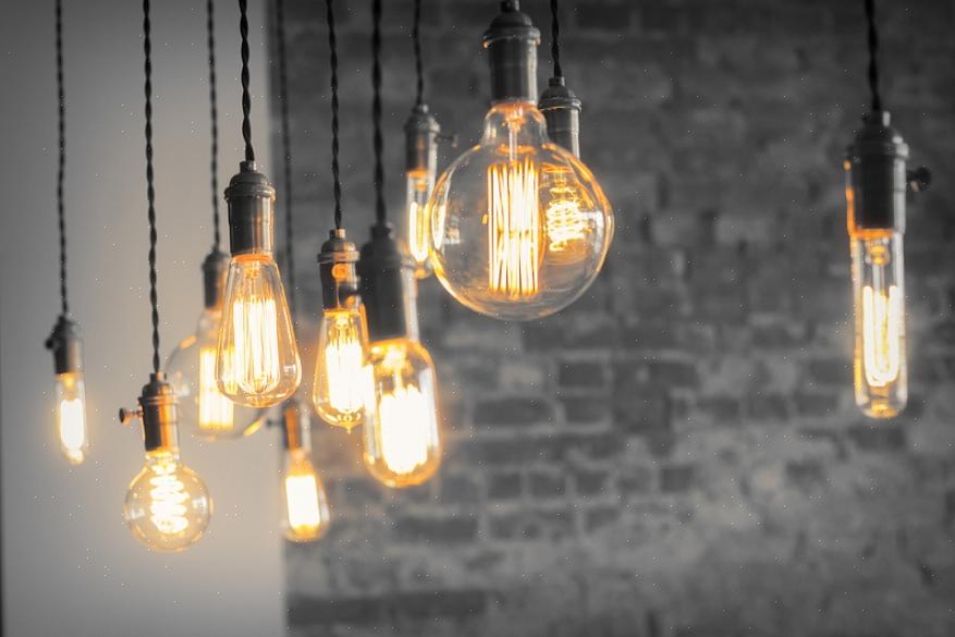 Många av föremålen i deras vansinnigt vackra belysningssamling har LED Edison-glödlampor