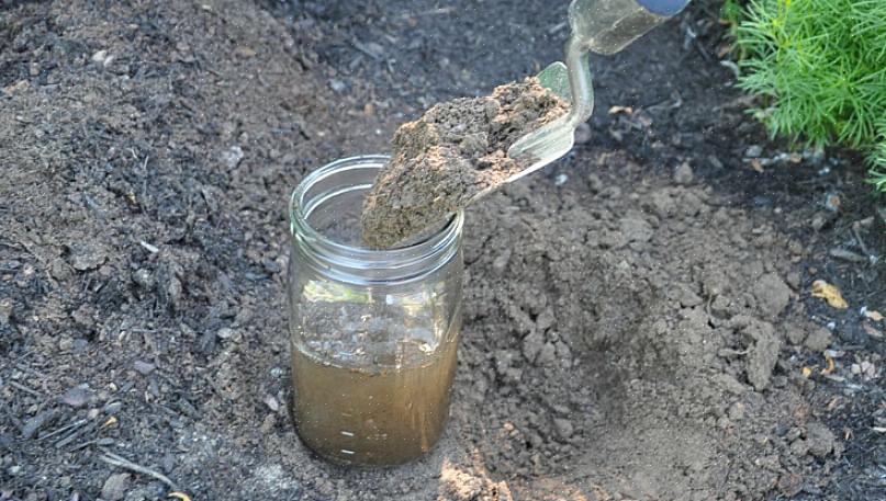 Att omvandla din befintliga jord till lerjord är en pågående process som innebär att man bearbetar organiskt