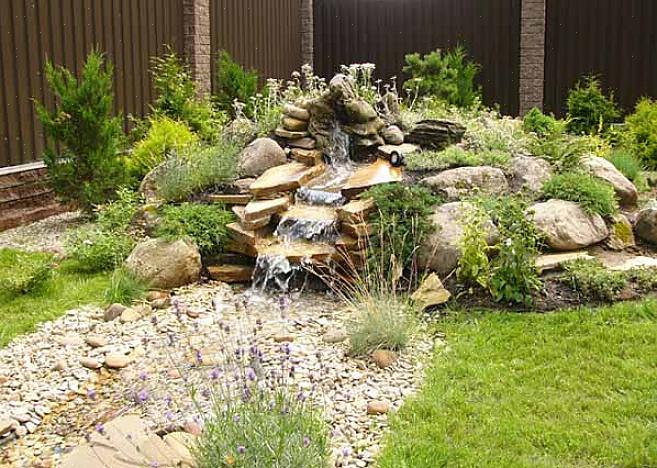 Om du använder stenar med liknande utseende i hela din stenträdgård kommer det att få ett mer naturligt