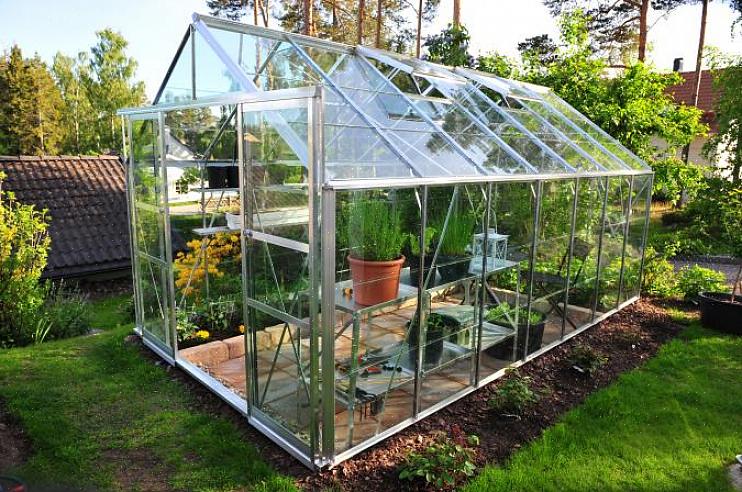 Ett växthus på 10 x 10 är vanligtvis den minsta storleken för trädgårdsmästare som är allvarliga nog