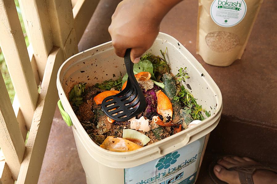 Bokashi-kompostering skiljer sig kategoriskt från andra former av kompostering eftersom det är en anaerob