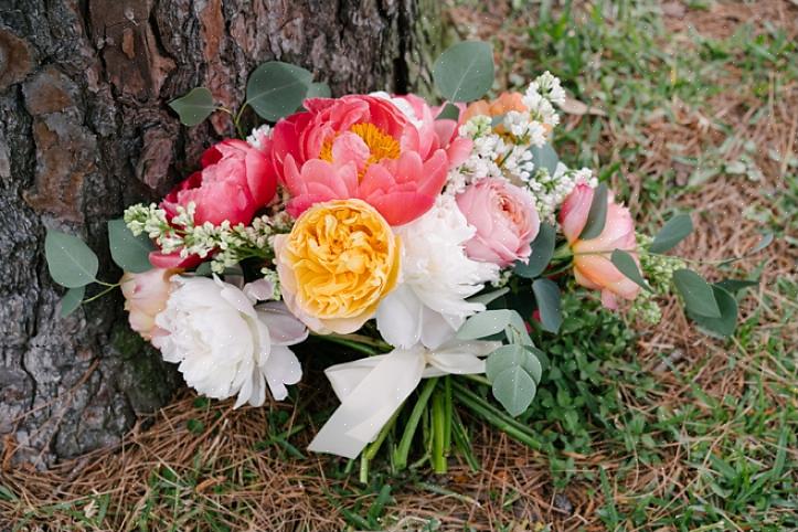 Brudar som väljer rosa eller vita bröllopsblommor kan lägga till den fjäderliknande Liatrisblomningen