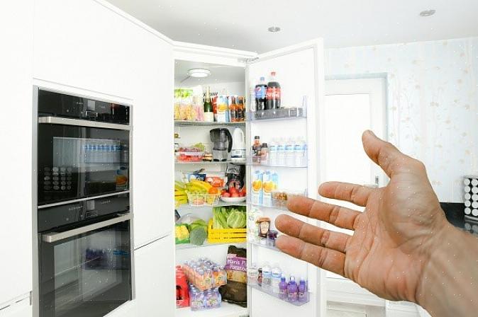 Placeras spolarna antingen bakom kylskåpet eller under kylskåpet