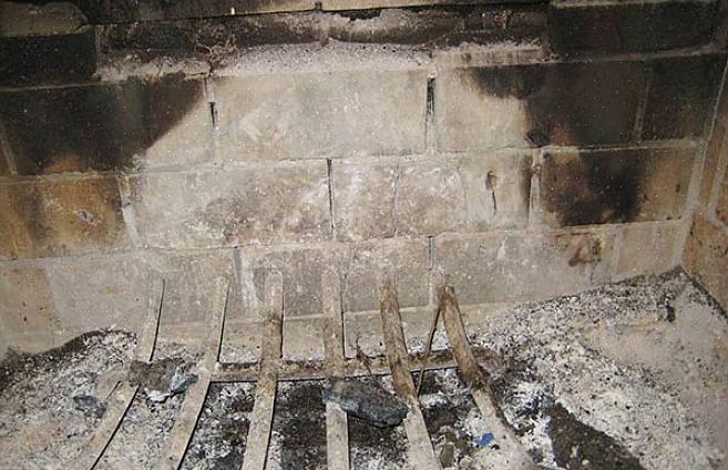 Små luckor i murbruk kan repareras med en speciell högtemperaturkalv kallad eldfast kalk