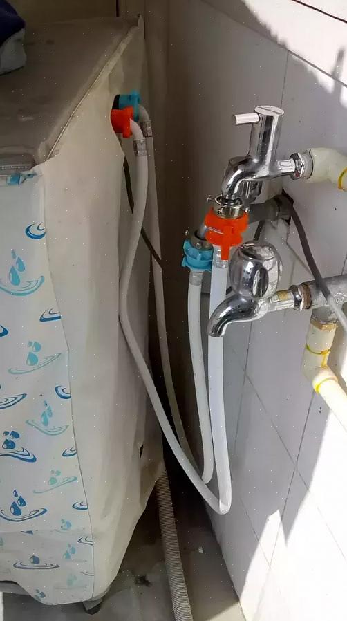Anslut änden på vattenledningen till avstängningsventilen för vattenförsörjningen under diskbänken