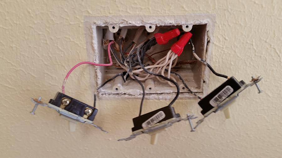 Förläng den gamla strömbrytaren från lådan tillräckligt för att komma åt de svarta ledningarna