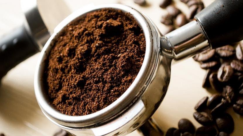 Tillsätt kaffesump i jorden (upp till en 50/50 mix!) För att öka syraälskande växter som