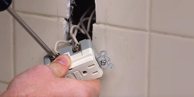 Stäng av strömmen till uttagskretsen genom att stänga av lämplig strömbrytare i ditt hem huvudservicepanel