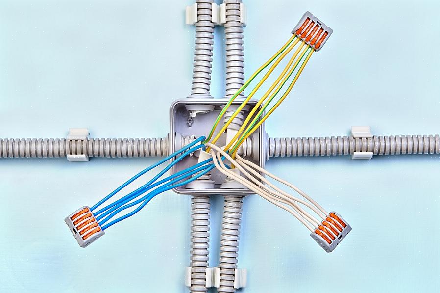 Lossa kablarna efter behov för att göra plats för den nya kopplingsdosan