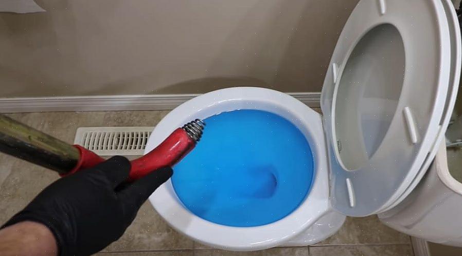 Hur man rensar en toalettfälla med en toalettskruv